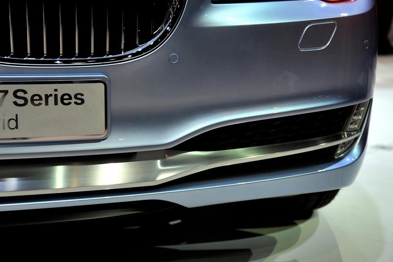 Illustration for article titled 2009 BMW 7-Series, ActiveHybrid Hit LA Show Floor